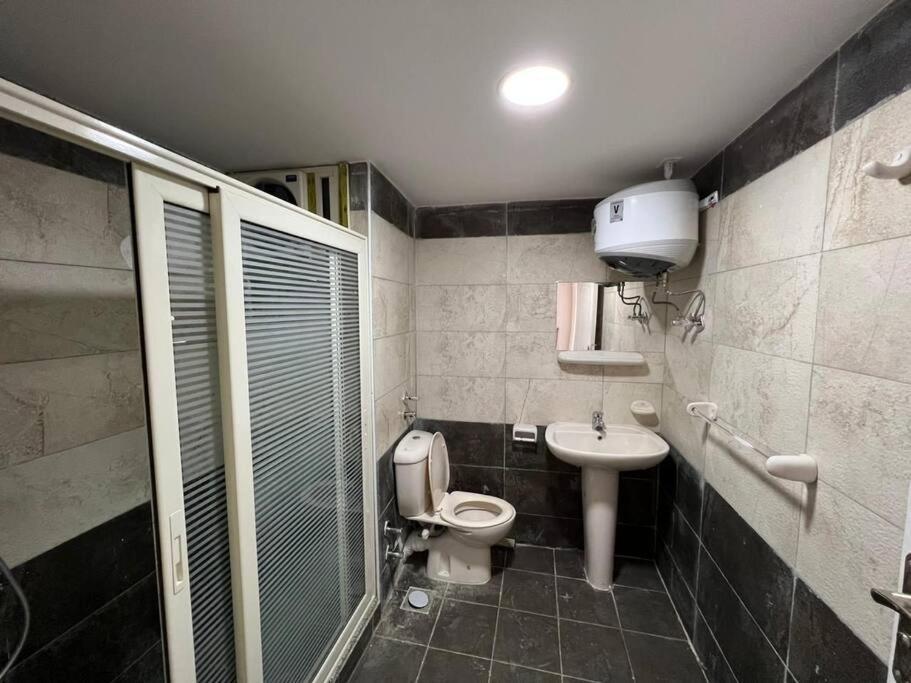 Sunny 3-bedroom - Families Only Apartament