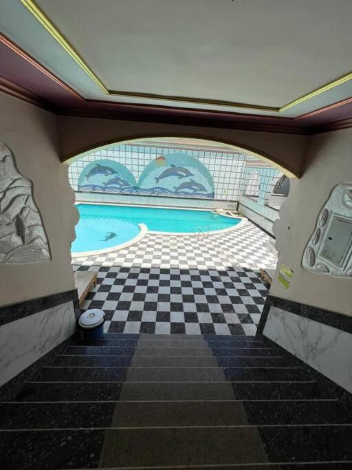 Sunny 3-bedroom - Families Only Apartament *